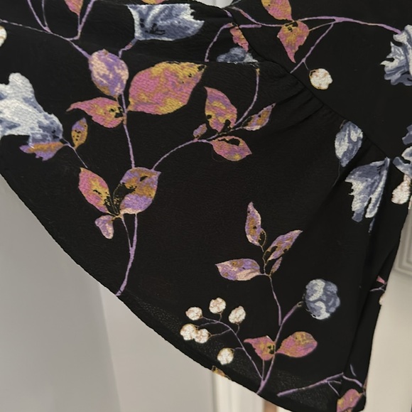 Gibson flowy blouse. size M. black with flowered design. - Picture 6 of 11